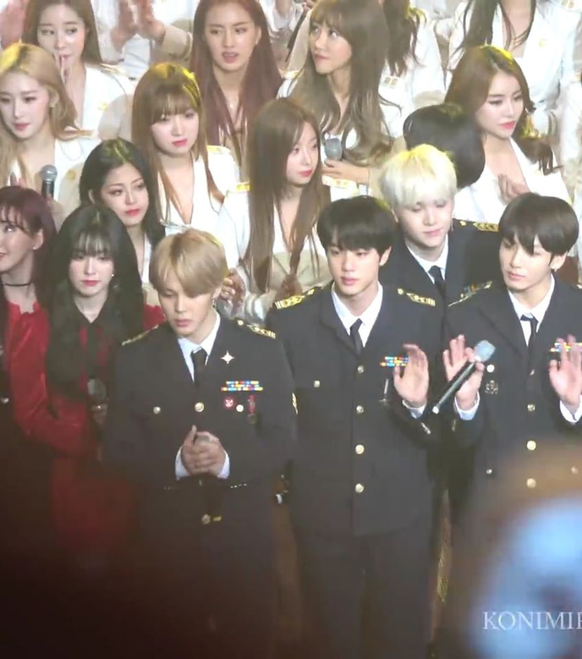 Đây là một khoảnh khắc hiếm hoi Irene và Jimin được xếp đứng cạnh nhau. Jimin vì chẳng thể quay hẳn lại ngắm nhìn Irene nên nhìn không thoải mái cho lắm.