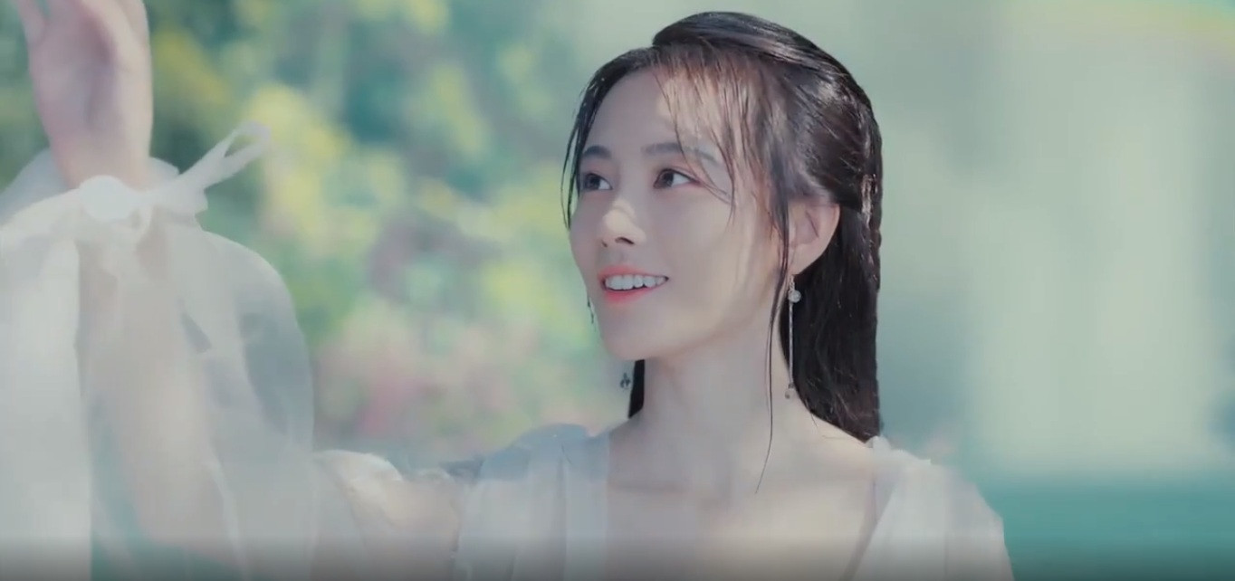 Khoảnh khắc đầu tiên Bạch Xà hóa thân thành người.