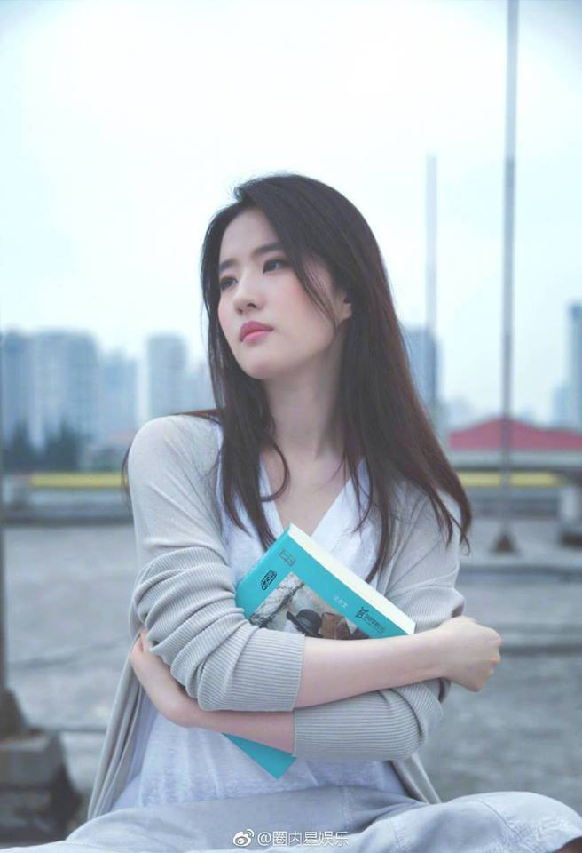 Lưu Diệc Phi của thời hiện tại đã bắt đầu có dấu hiệu tăng cân, lão hóa, khiến nhiều người cho rằng biệt danh “thần tiên tỷ tỷ” dành cho cô là không xứng đáng. Nhưng nếu ngắm lại ảnh cũ của Lưu Diệc Phi, mới thấy cô sở hữu khí chất băng thanh ngọc khiết khó ai sánh bằng.