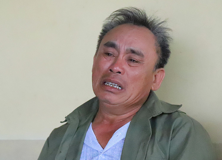 Ông Võ Nhân Quế khóc khi nói về thông tin con trai được nhà chức trách Anh xác nhận tử vong trong xe container. Ảnh: Đức Hùng