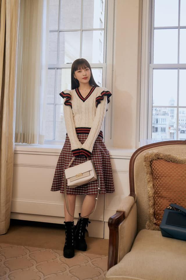 Nữ idol mặc áo len bèo nhún, kết hợp cùng chân váy kẻ caro. Bộ trang phục được cô kết hợp với combat boots trị giá 175 USD (hơn 4 triệu đồng) và túi Cece Shoulder Bag có giá 358 USD (hơn 8 triệu đồng). Nhiều người khen ngợi Joy trông rất trẻ trung, xinh xắn với set đồ này. 