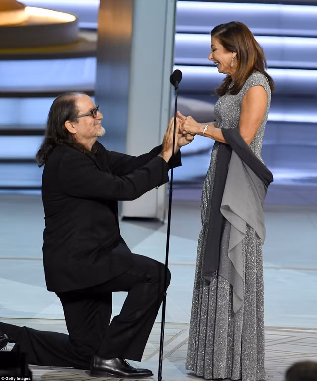 Đạo diễn Glenn Weiss cầu hôn bạn gái trên sân khấu lễ trao giải