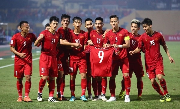 Toàn đội gửi bàn thắng tới cầu thủ đang bị chấn thương là Văn Toàn (áo số 9). (Ảnh: Ngọc Thành) Toàn đội gửi bàn thắng tới cầu thủ đang bị chấn thương là Văn Toàn (áo số 9). (Ảnh: Ngọc Thành)