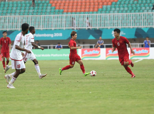 Minh Vương (giữa) được đưa vào sân trận thứ hai liên tiếp tại ASIAD.