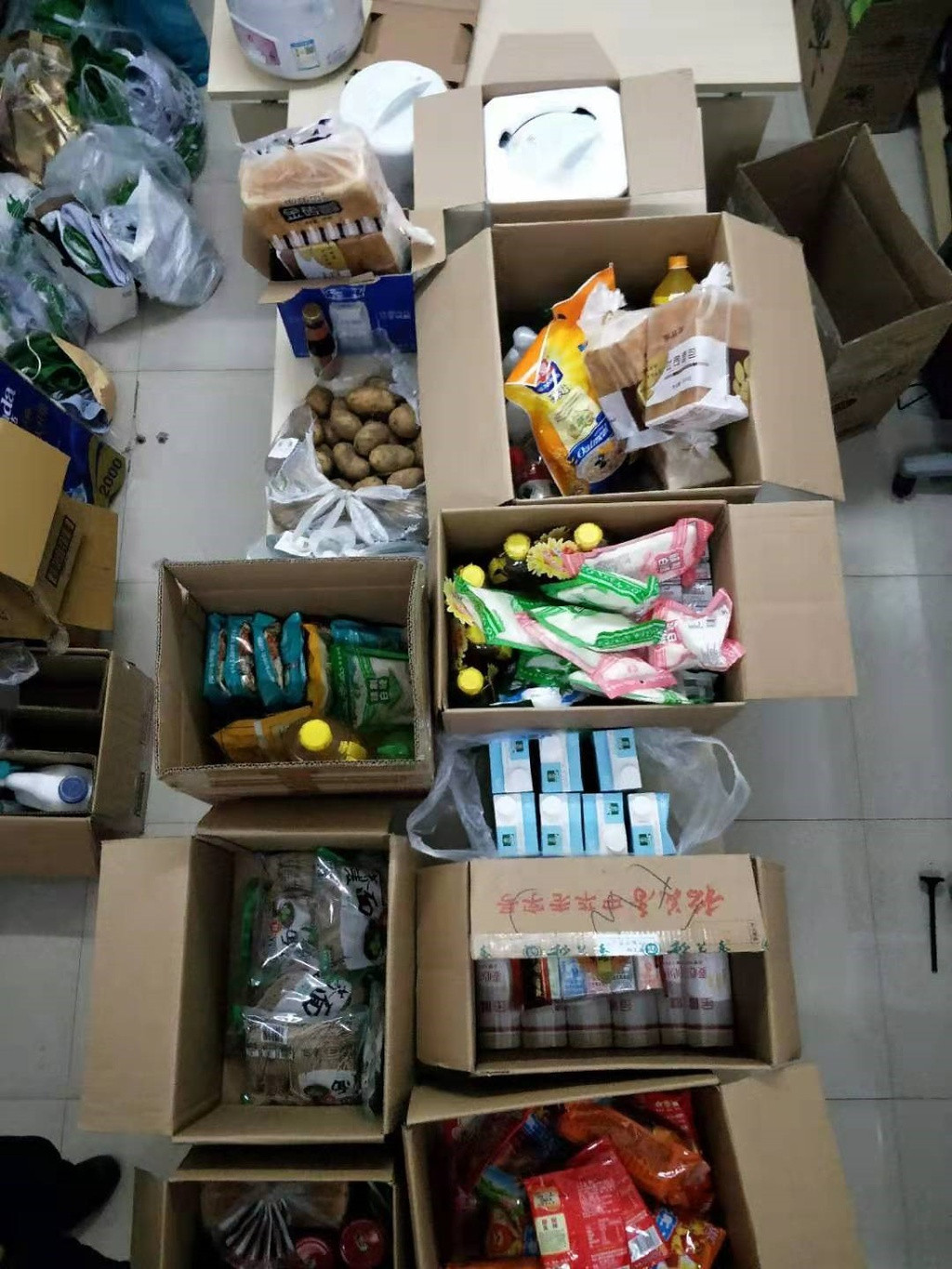 Đào cho biết mỗi tuần trường chị đều hỗ trợ thức ăn miễn phí. Ảnh: NVCC.