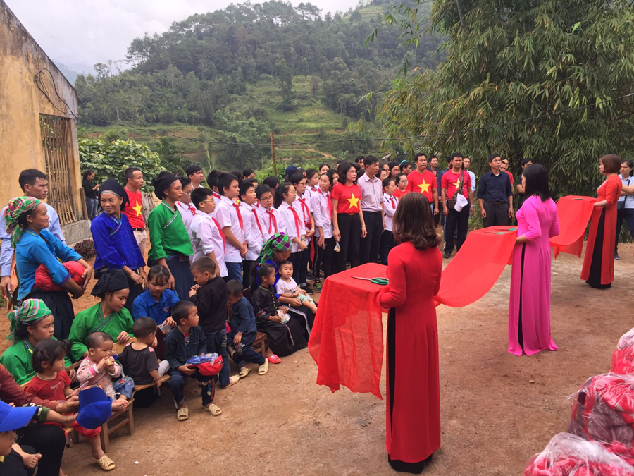 Công tác chuẩn bị cho lễ cắt băng khánh thành trường Khư Phá.