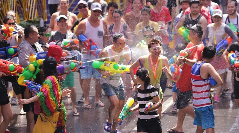 Chỉ trong vòng 5 ngày diễn ra lễ hội, đã có 323 người thiệt mạng và 3.140 người bị thương trong tổng số 3.000 vụ tai nạn trên toàn Thái Lan Chỉ trong vòng 5 ngày diễn ra lễ hội, đã có 323 người thiệt mạng và 3.140 người bị thương trong tổng số 3.000 vụ tai nạn trên toàn Thái Lan