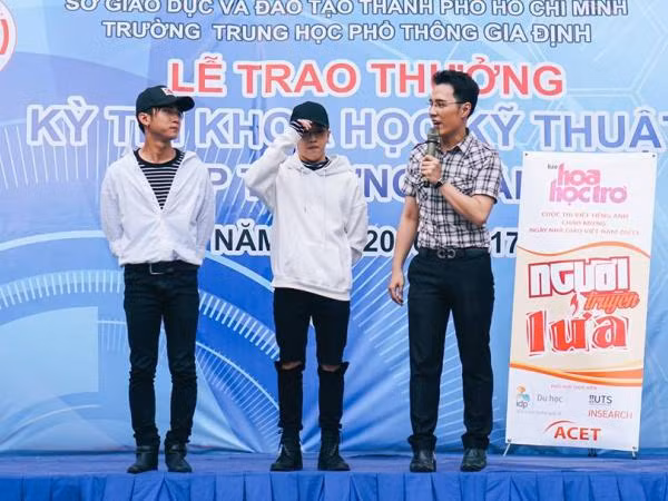 “Chủ nhân” của bữa tiệc cuối cùng đã lộ diện – nhóm nhạc Uni5!