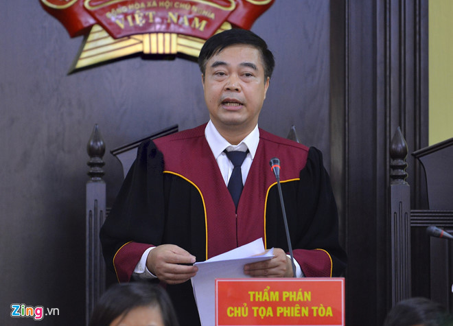 Chủ tọa công bố quyết định trả hồ sơ để điều tra bổ sung. Ảnh: Hoàng Đông.