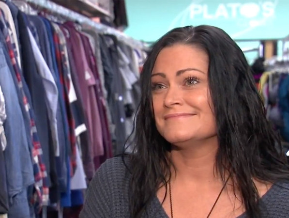 Cô nhân viên bán đồ cũ Jennifer Kimes.