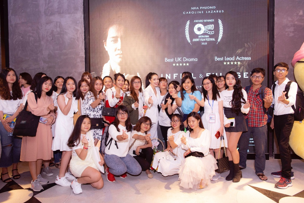 Đông đảo bạn bè và các fan đến chúc mừng Nhã Phương.