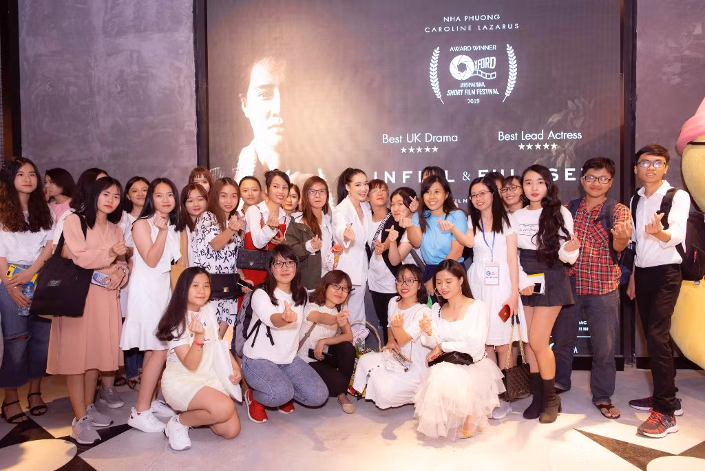 Đông đảo bạn bè và các fan đến chúc mừng Nhã Phương.