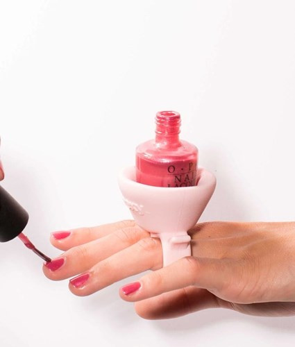Dụng cụ giữ lọ sơn móng tay.