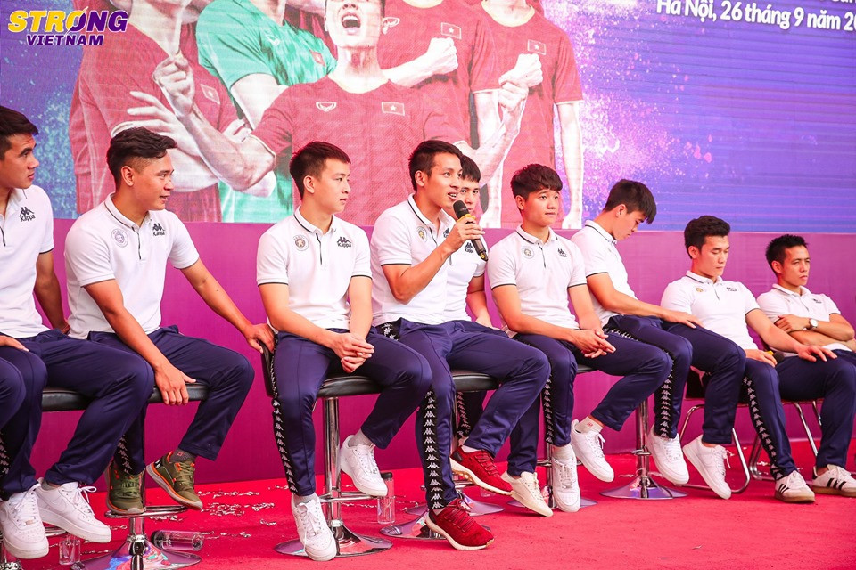 Phần giao lưu trò chuyện với các cầu thủ luôn là phần được mong đợi nhất.