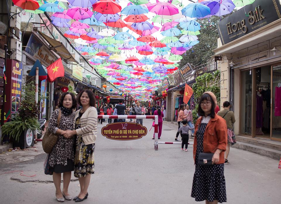 Người dân chụp ảnh tại con đường ô thuộc làng lụa Vạn Phúc - Hà Đông.