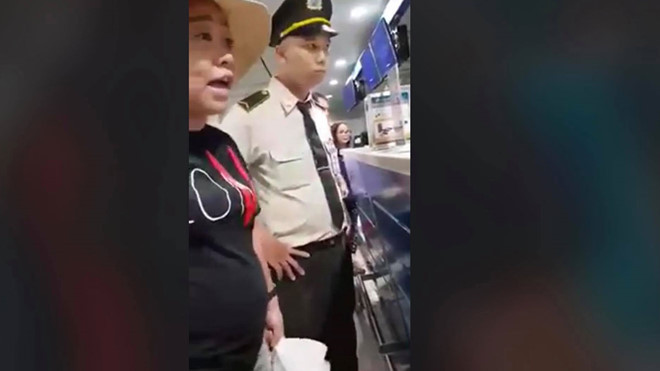 Bà Lê Thị Hiền bị cấm bay 12 tháng. Ảnh: cắt từ clip. Bà Lê Thị Hiền bị cấm bay 12 tháng. Ảnh: cắt từ clip.