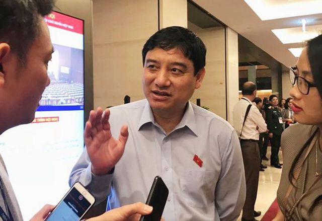 Ông Nguyễn Đắc Vinh trao đổi về vụ việc "nóng" bên hành lang Quốc hội.
