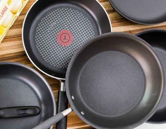 Nồi chảo chống dính có nhiều nguy cơ rò rỉ chất độc hại, nên nếu sử dụng, cần mua loại chất lượng cao.