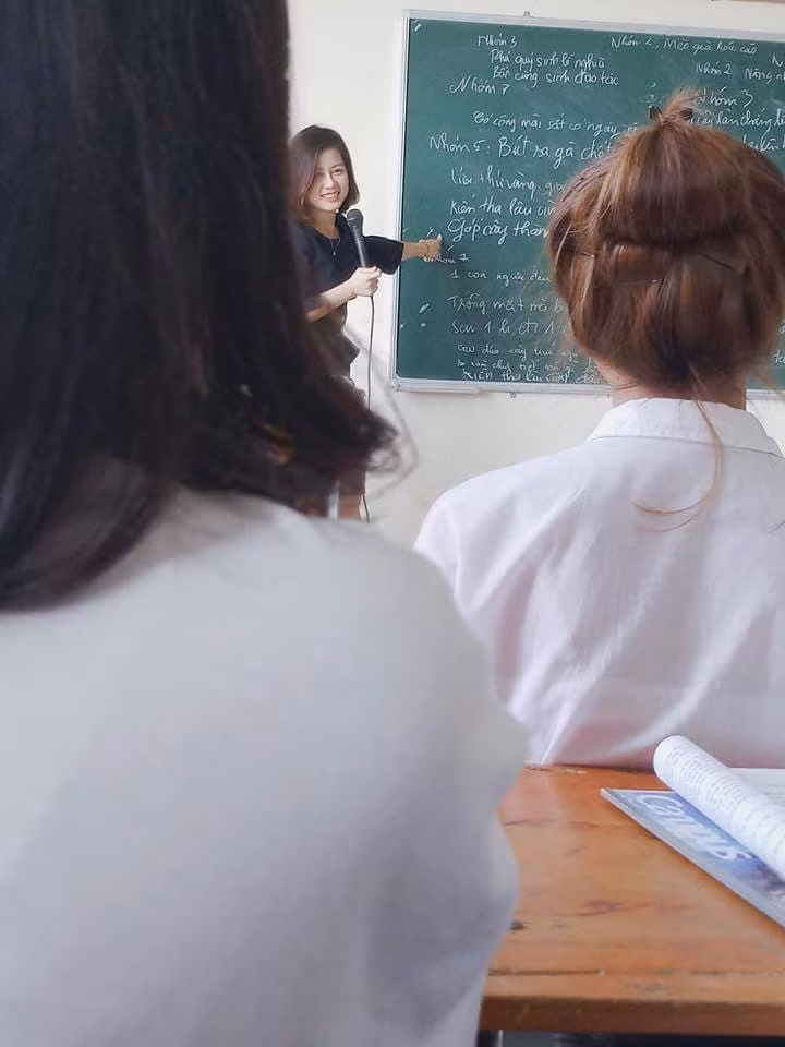 Cô giáo trẻ với nụ cười tỏa nắng khiến dân mạng rần rần truy tìm info.