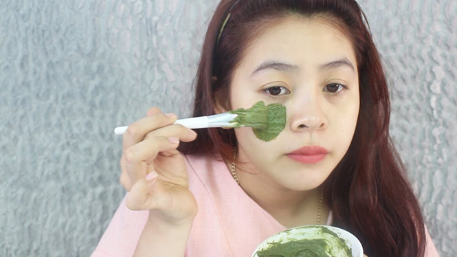 Đắp mặt nạ chùm ngây dưỡng mịn da, ngừa mụn.