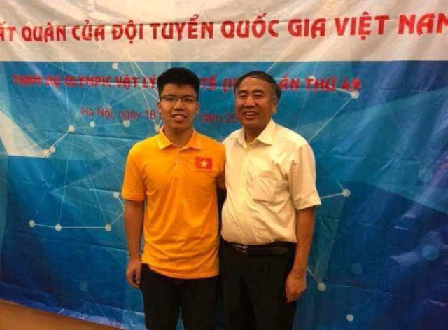 Em Nguyễn Ngọc Long và thầy giáo Lê Văn Hoành.