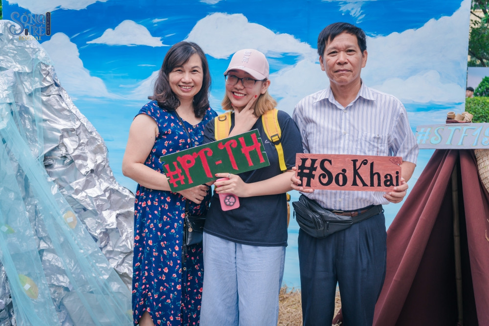 Các bạn sinh viên và cả phụ huynh hào hứng check-in tại khu vực photobooth độc và lạ.