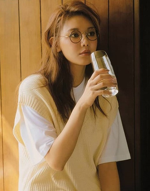 Cặp kính gọng tròn da beo giá gần 4,6 triệu đồng của thương hiệu Lash trở thành điểm nhấn trên gương mặt của Soo Young (SNSD)