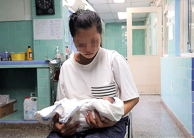 V. đang chăm con tại bệnh viện ẢNH: HUỆ MINH. V. đang chăm con tại bệnh viện ẢNH: HUỆ MINH.