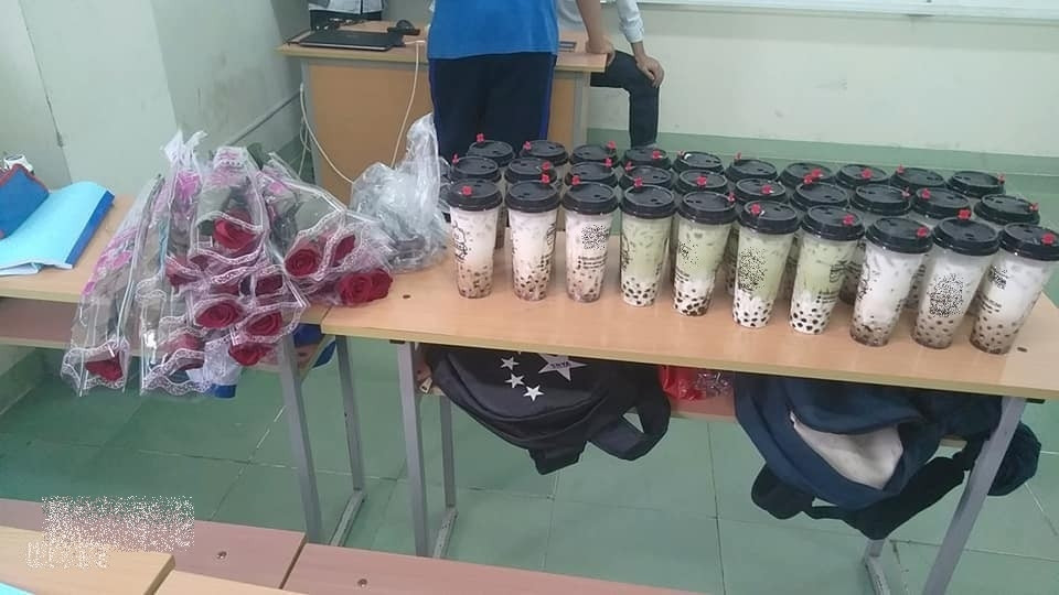 Nam sinh tặng trà sữa cho bạn gái trong lớp khiến cộng đồng mạng trầm trồ. Nam sinh tặng trà sữa cho bạn gái trong lớp khiến cộng đồng mạng trầm trồ.