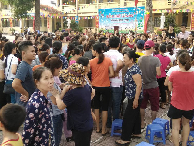 Hàng nghìn phụ huynh có mặt trong chiều 4/9 đã đồng loạt đứng dậy phản đối khi Hiệu trưởng nhanh chóng rời bục giảng và chưa lắng nghe ý kiến của phụ huynh Ảnh: Mỹ Hà.