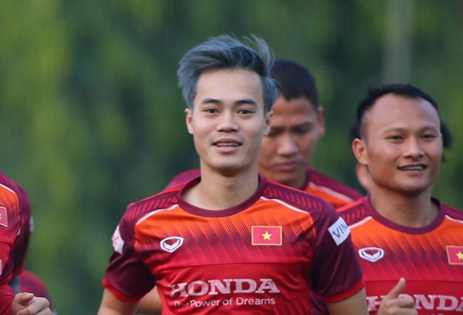 Văn Toàn tẩy tóc còn HLV Park nhuộm tóc đen.