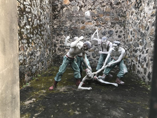 Các mô hình mô phỏng lại các màn tra tấn kinh hoàng trước kia