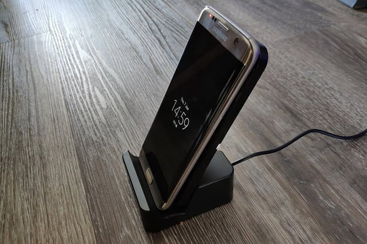 Sạc có dải nillip, giúp giữ đứng điện thoại của bạn. Nhờ đó, bạn sẽ dễ dàng quan sát thông tin cuộc gọi kể cả khi điện thoại đang được sạc.