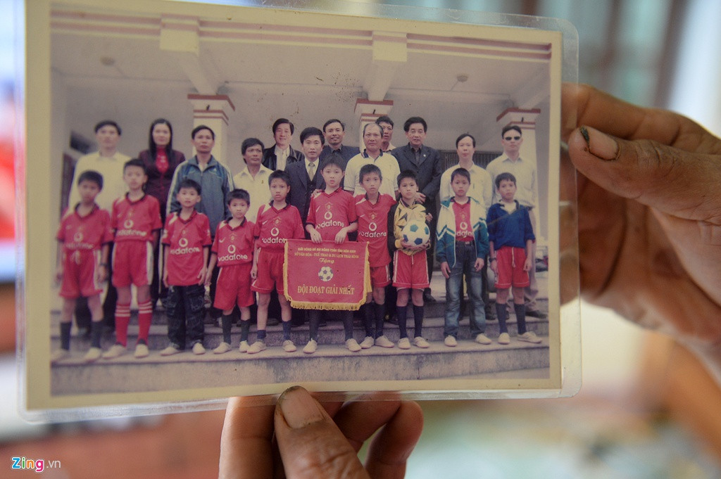 Năm 10 tuổi, Đoàn Văn Hậu (áo đỏ, thứ 4 từ phải sang) cùng đội tuyển U10 huyện Hưng Hà vô địch U10 Thái Bình. Ảnh: Lê Hiếu.