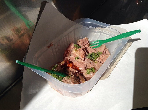 Lampredotto là một món ăn đường phố phổ biến ở Florence, Italy, bao gồm bao tử bò ăn kèm bánh sandwich.