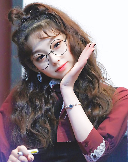 Để diện mạo thêm phần đáng yêu, các idol Hàn yêu thích kiểu mái ngắn, thưa như em bé. Mina của nhóm Gugudan thường xuyên để mái baby kết hợp tóc xoăn sóng, tạo hình tượng trong sáng, dễ thương hợp tuổi.