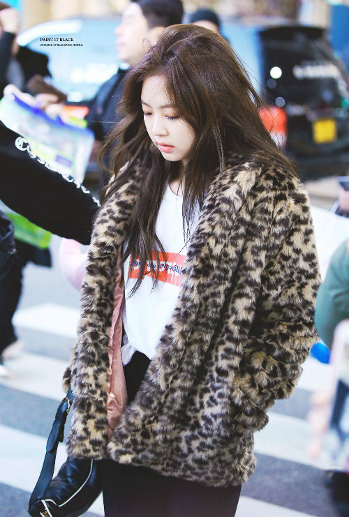 Thần thái sang chảnh của mỹ nhân YG khiến Jennie trông không khác gì hội rich kid 