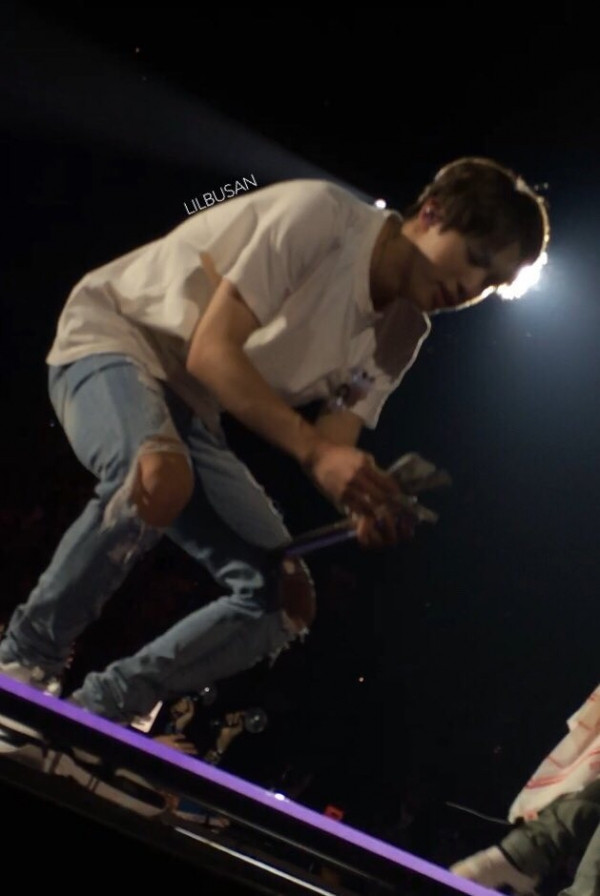 Jin hớn hở đếm tiền