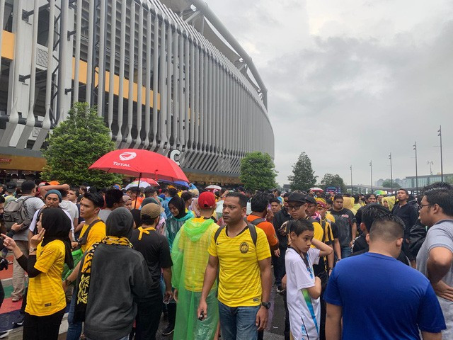 Không khí ngoài sân Bukit Jalin đã rất nhộn nhịp khi dòng người đổ về mỗi lúc một đông