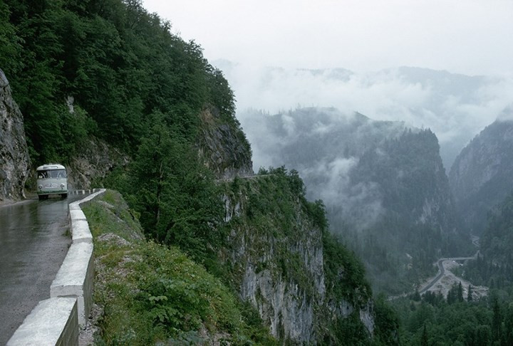 Caucasus, Nga. Con đường hẹp này kết nối Sochi và hồ Ritsa qua núi. Đây là một con đường đáng sợ nhưng cũng khá ấn tượng và sẽ rất tuyệt nếu bạn một lần đi qua đây.