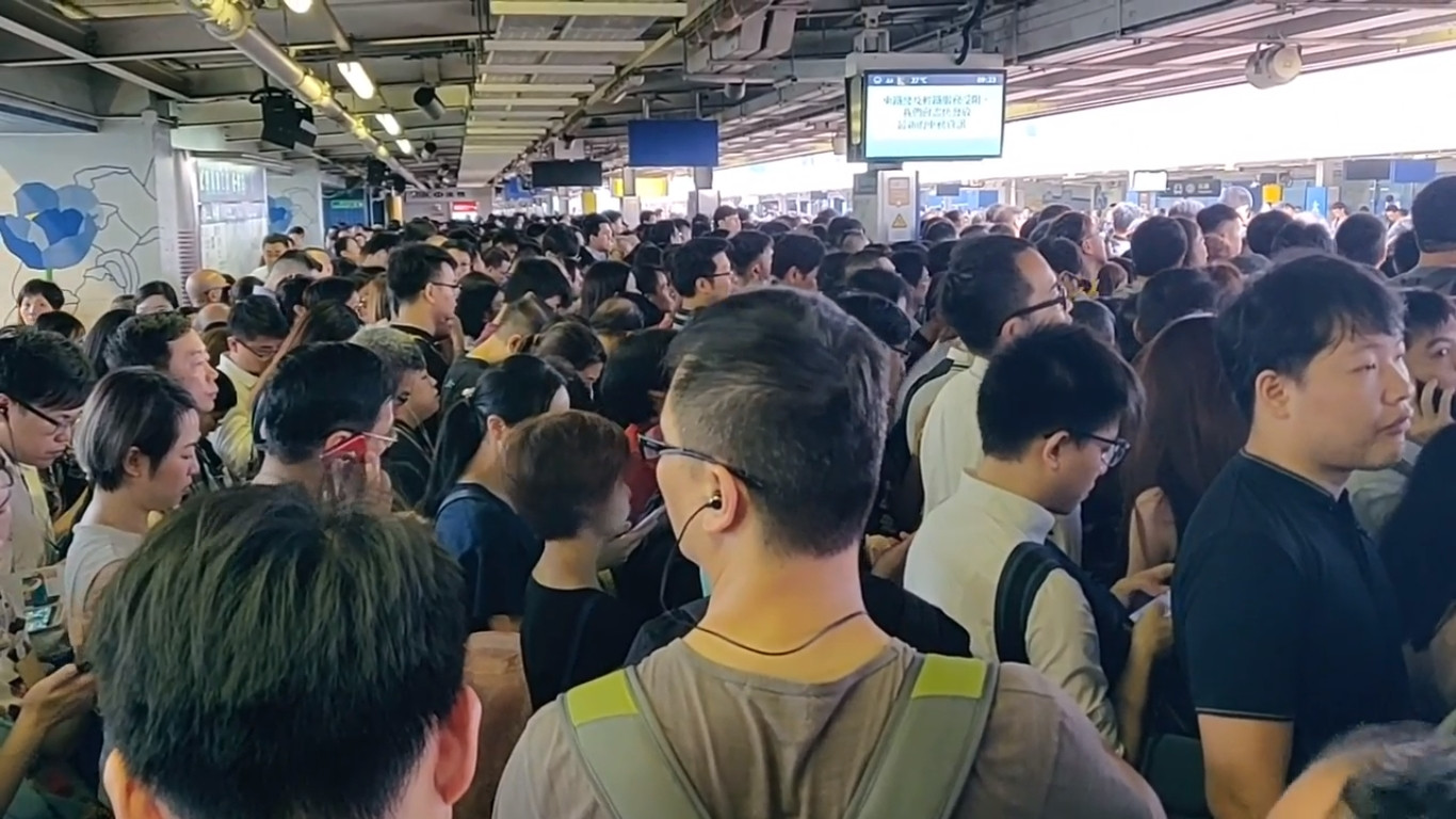 Hàng trăm người nỗ lực tìm cách di chuyển trong bối cảnh đường xá bị phong tỏa.