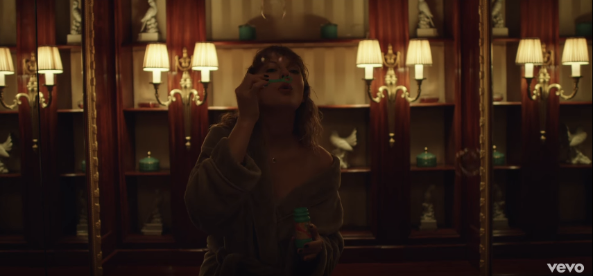 Đã bao giờ bạn thấy một Taylor quyến rũ, sang chảnh như thế này chưa?