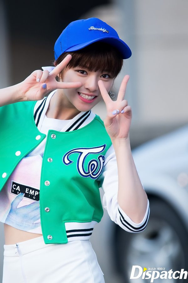 Ngay từ khi nhóm TWICE debut cùng ca khúc Like OOH-AHH, Jeongyeon đã gây chú ý với hình tượng tomboy và mái tóc ngắn ngủn, thậm chí còn ngắn hơn tóc nhiều nam idol khác. Giữa một rừng nữ idol tóc dài tha thướt, thì Jeongyeon tóc siêu ngắn đúng là của hiếm.