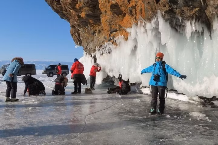 Du khách thích thú với cảnh quan tại hồ Baikal.