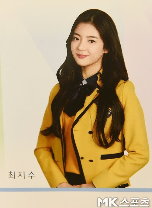 Trên sân khấu lạnh lùng sang chảnh bao nhiêu, ngoài đời Lia lại dịu dàng nữ tính bấy nhiêu.