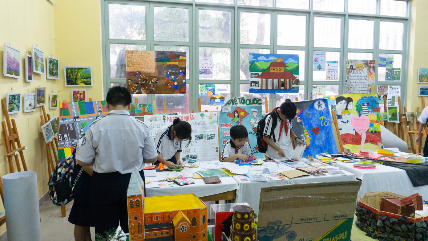 Tranh treo rợp tường vàng kiểu Pháp, trông cứ như "lạc trôi" vào một phòng tranh hồi xưa.