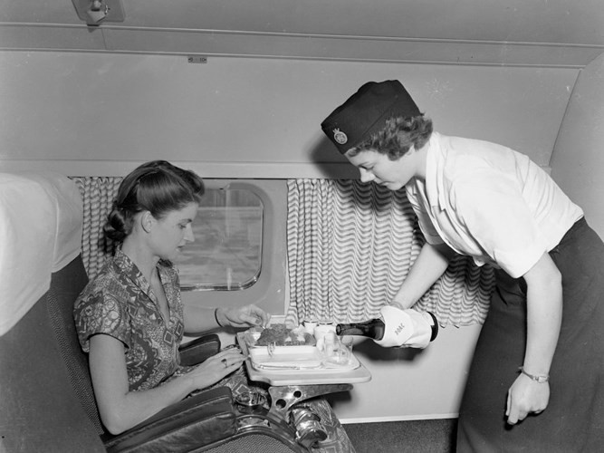 Tiếp viên phục vụ bữa ăn cho một hành khách trong chuyến hành trình tới Nam Phi năm 1952.