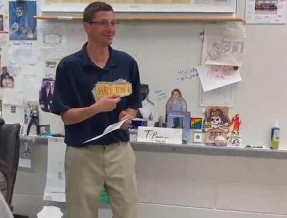 Thầy Corby rất xúc động khi nhận món quà đặc biệt.