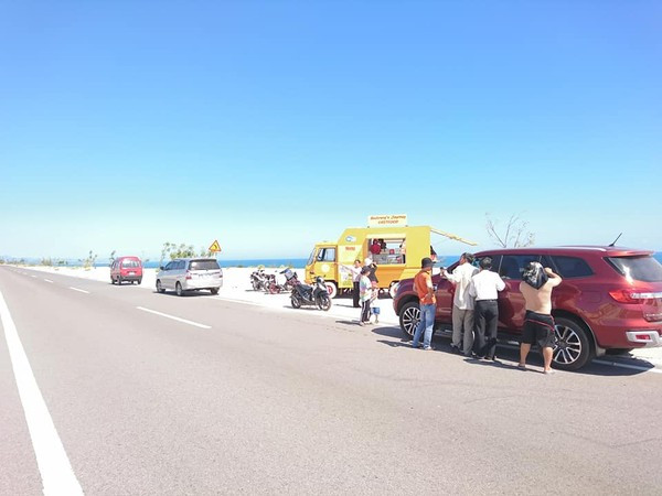 Rất đông khách du lịch ghé thăm chiếc xe này. (Ảnh: Bautrang&apos;s Journey)