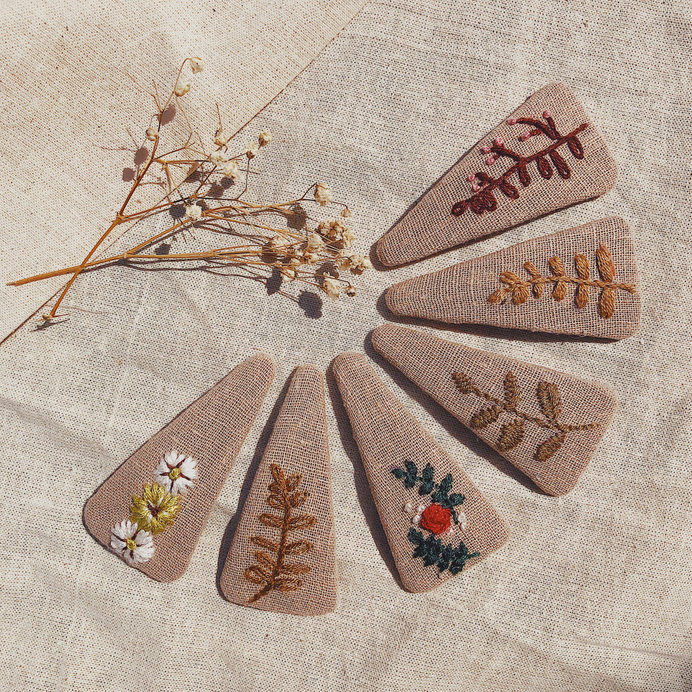 Một chiếc kẹp như thế này được Vy bán từ 35K-60K